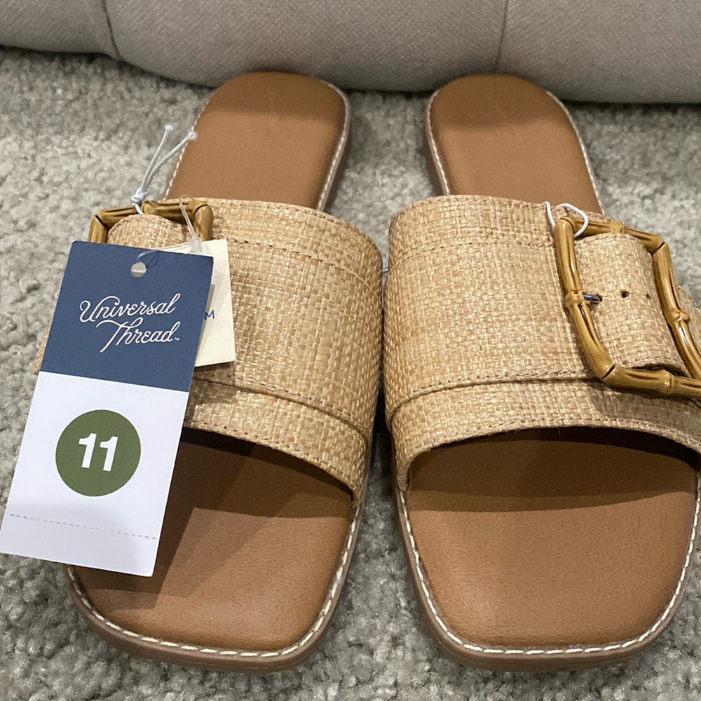 NWT Universal Thread sz 11 buckle sandals.